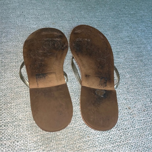 Vineyard vines gold Sandals flip flops 9 - Picture 4 of 4